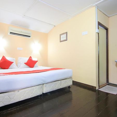 OYO 44084 Ombak Inn Chalet Kampung Teluk Nipah Bagian luar foto
