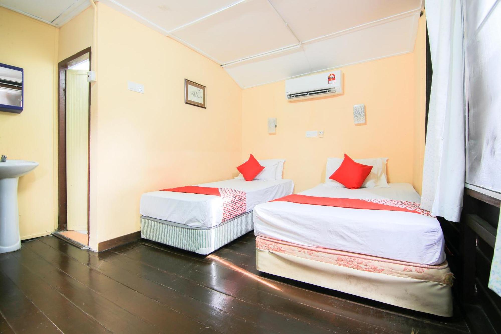 OYO 44084 Ombak Inn Chalet Kampung Teluk Nipah Bagian luar foto