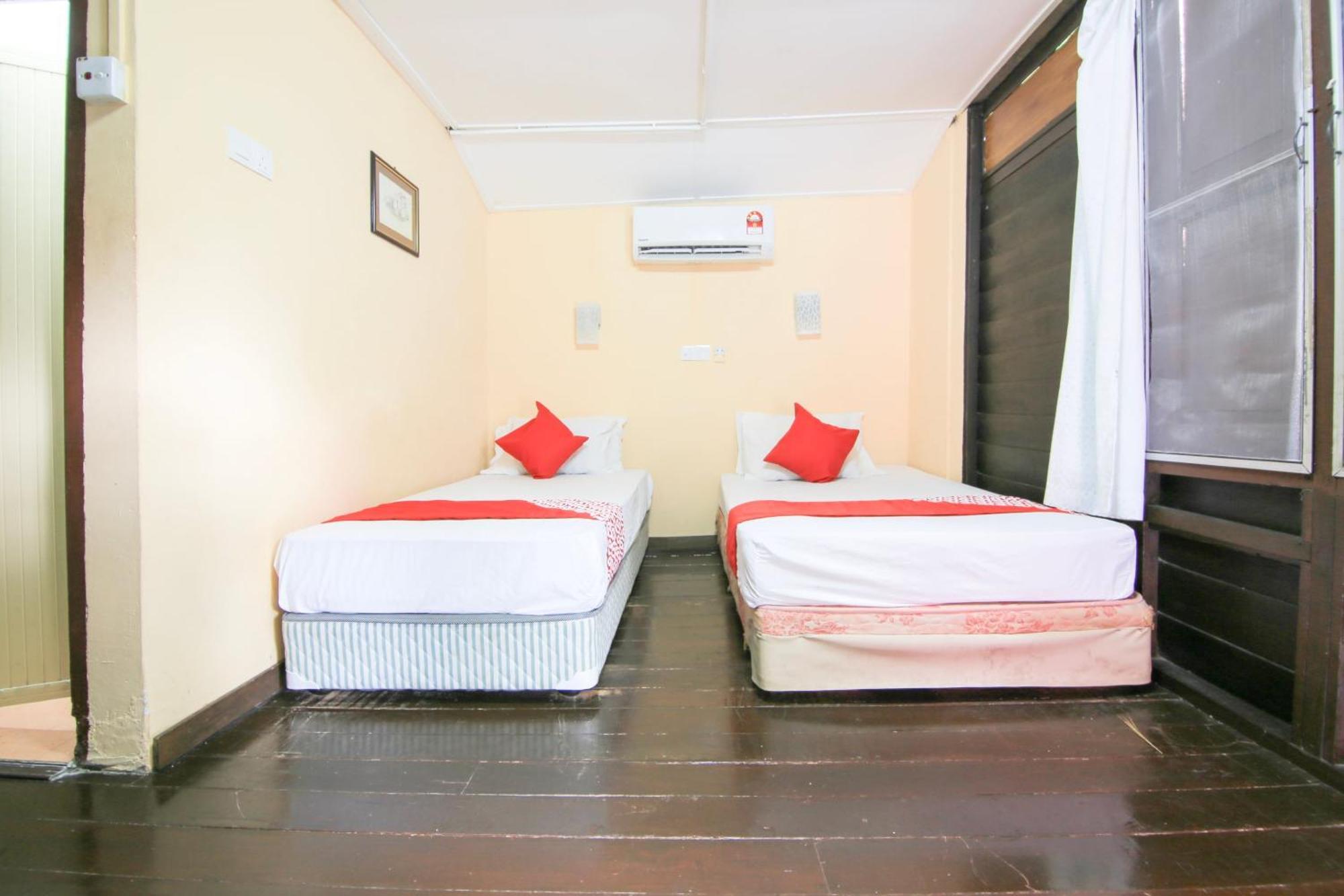 OYO 44084 Ombak Inn Chalet Kampung Teluk Nipah Bagian luar foto