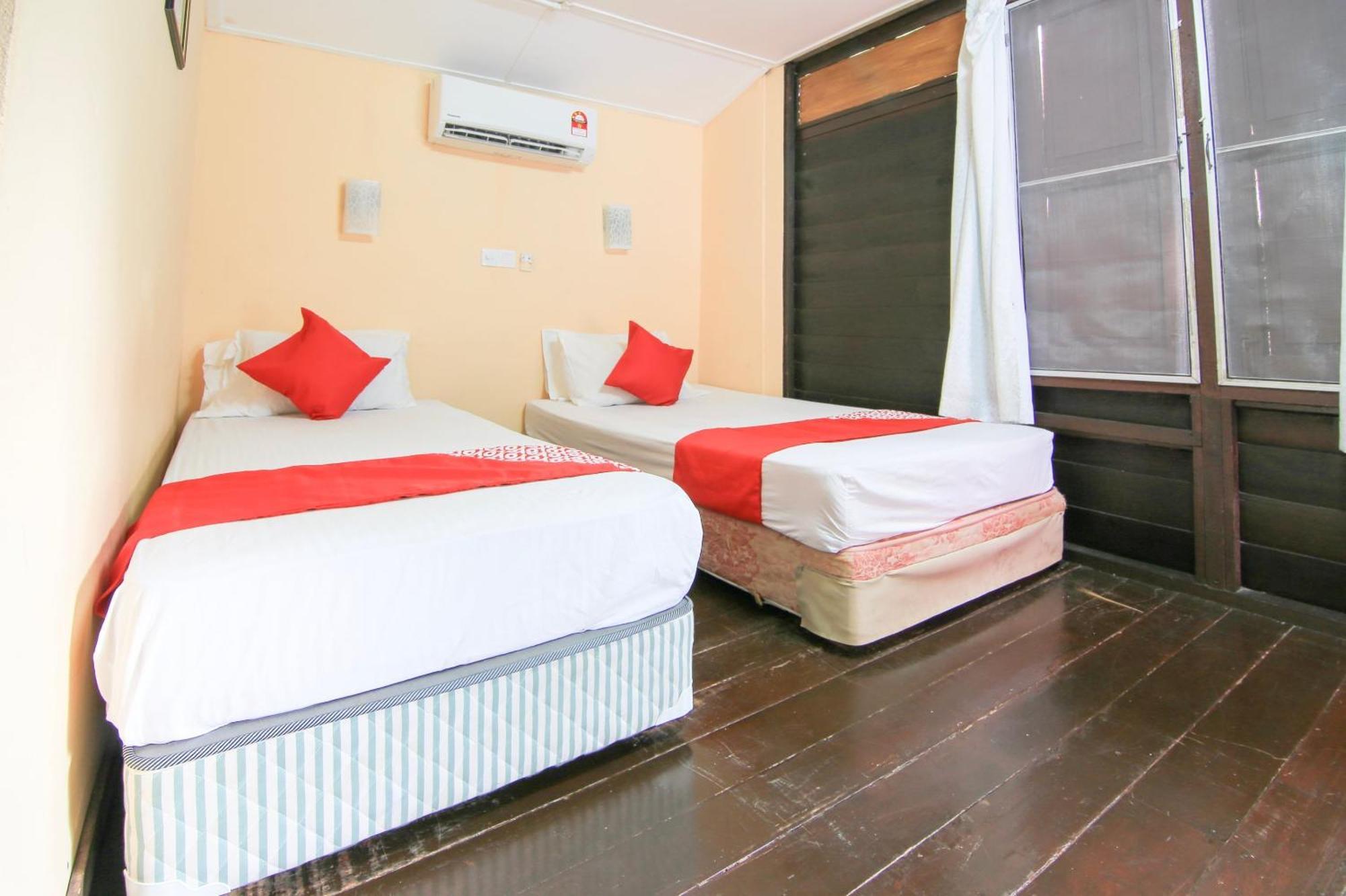 OYO 44084 Ombak Inn Chalet Kampung Teluk Nipah Bagian luar foto
