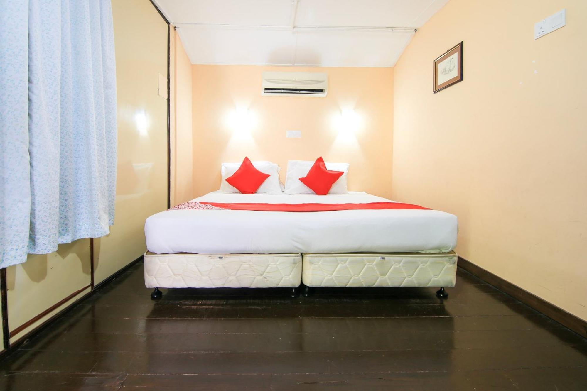 OYO 44084 Ombak Inn Chalet Kampung Teluk Nipah Bagian luar foto