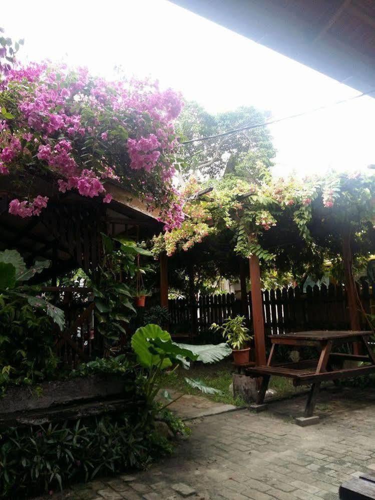 OYO 44084 Ombak Inn Chalet Kampung Teluk Nipah Bagian luar foto